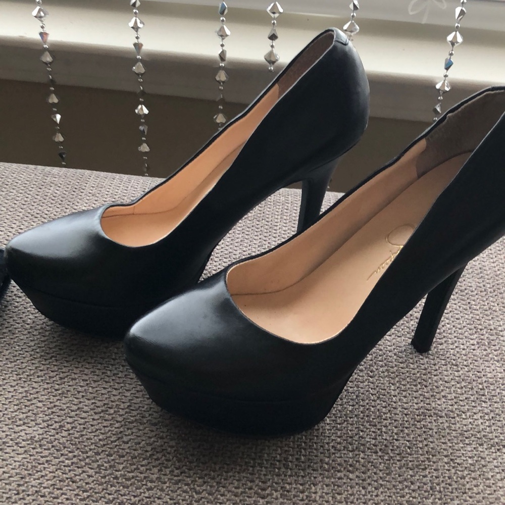 Jessica Simpson’s black pumps
